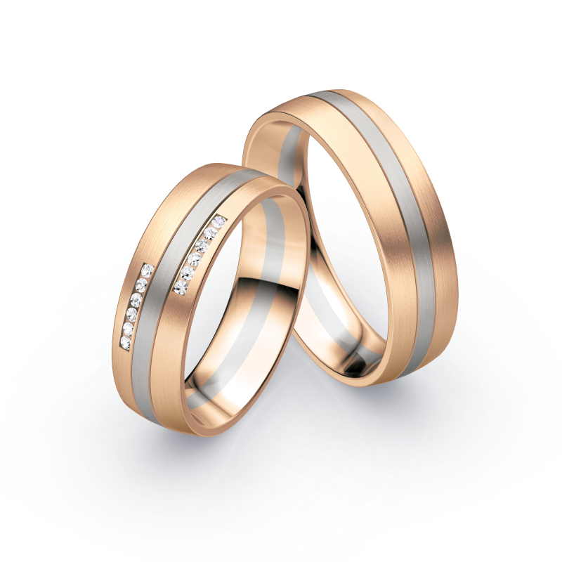 Aufnahme von Eheringen aus Palladium 500/Rosègold mattiert mit zwölf weißen runden Diamanten 