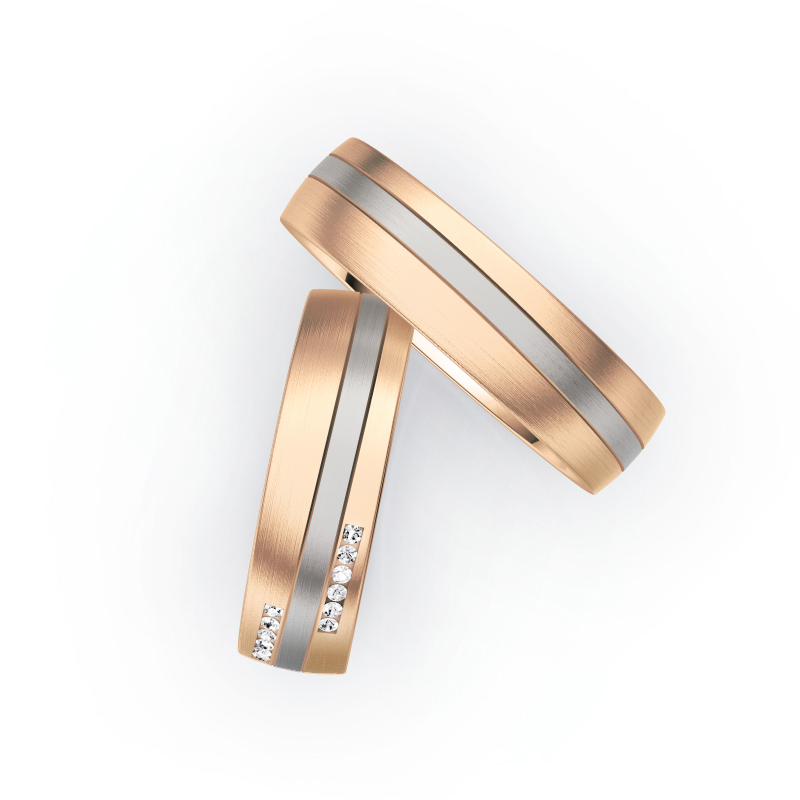 Aufnahme von Eheringen aus Palladium 500/Rosègold mattiert mit zwölf weißen runden Diamanten 
