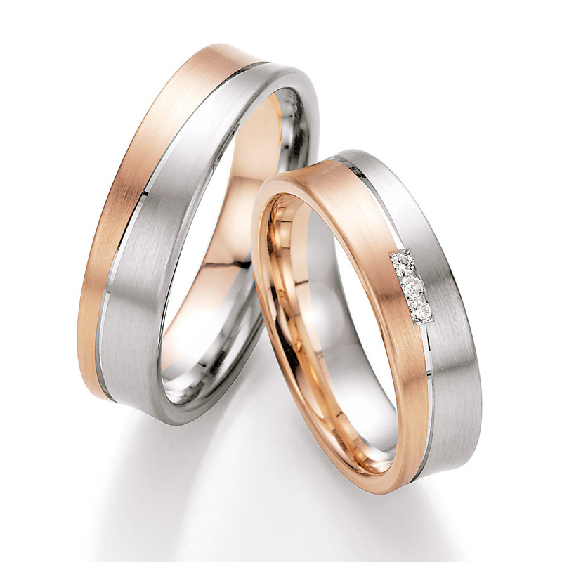 Aufnahme von Trauringen aus Roségold & Palladium500 bicolor matt mit drei Diamanten und dünner Rille