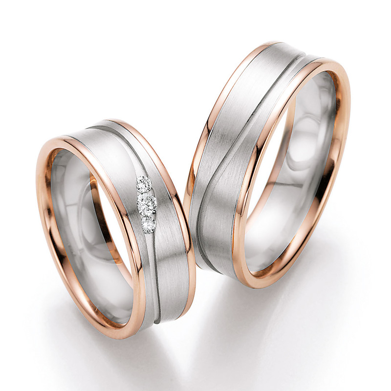 Aufnahme von Eheringen aus Roségold & Palladium 500 konkav mit drei Diamanten und Rille