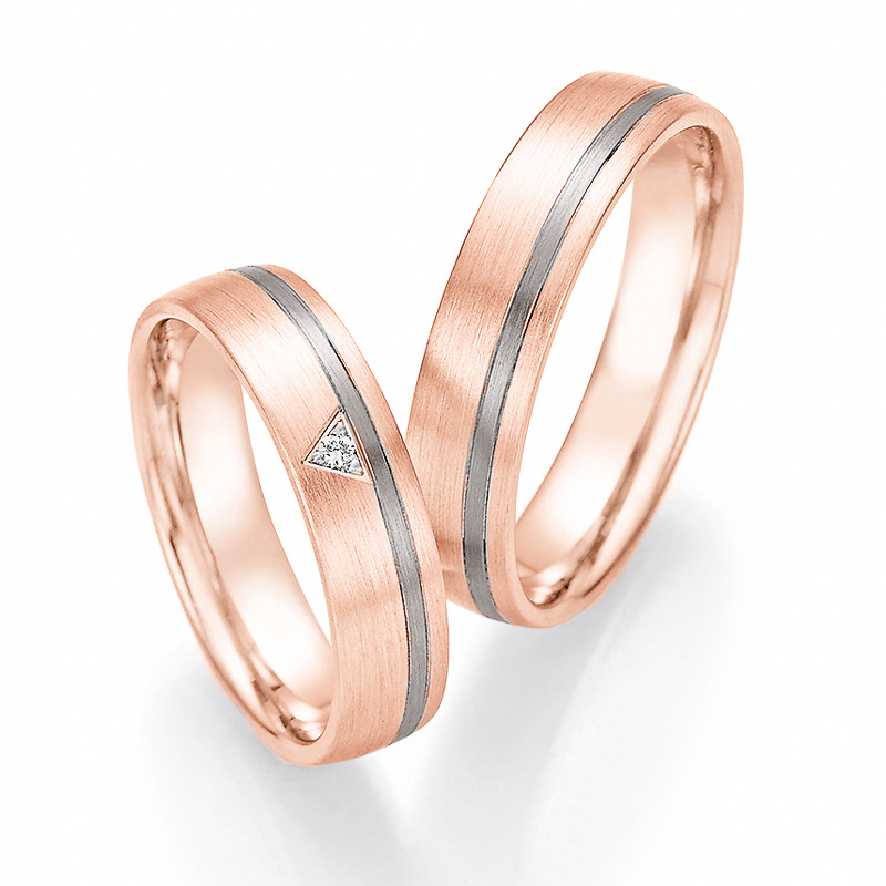 Aufnahme von Eheringen aus Palladium 500 und Rosègold längsmatt mit dreieckigem Diamanten 