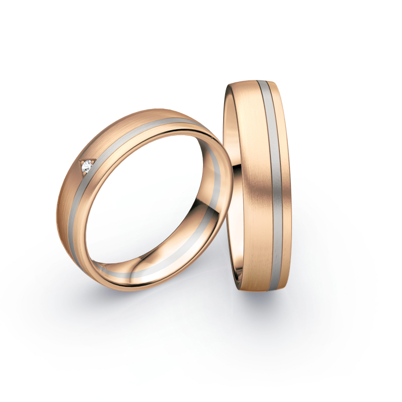 Aufnahme von Eheringen aus Palladium 500 und Rosègold längsmatt mit dreieckigem Diamanten 
