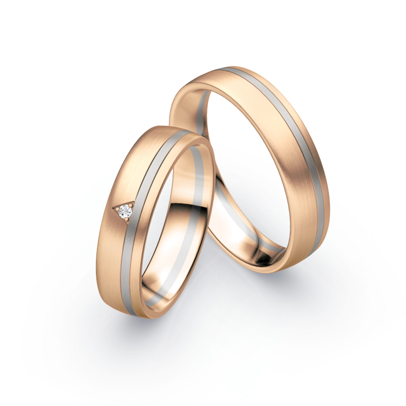 Aufnahme von Eheringen aus Palladium 500 und Rosègold längsmatt mit dreieckigem Diamanten 