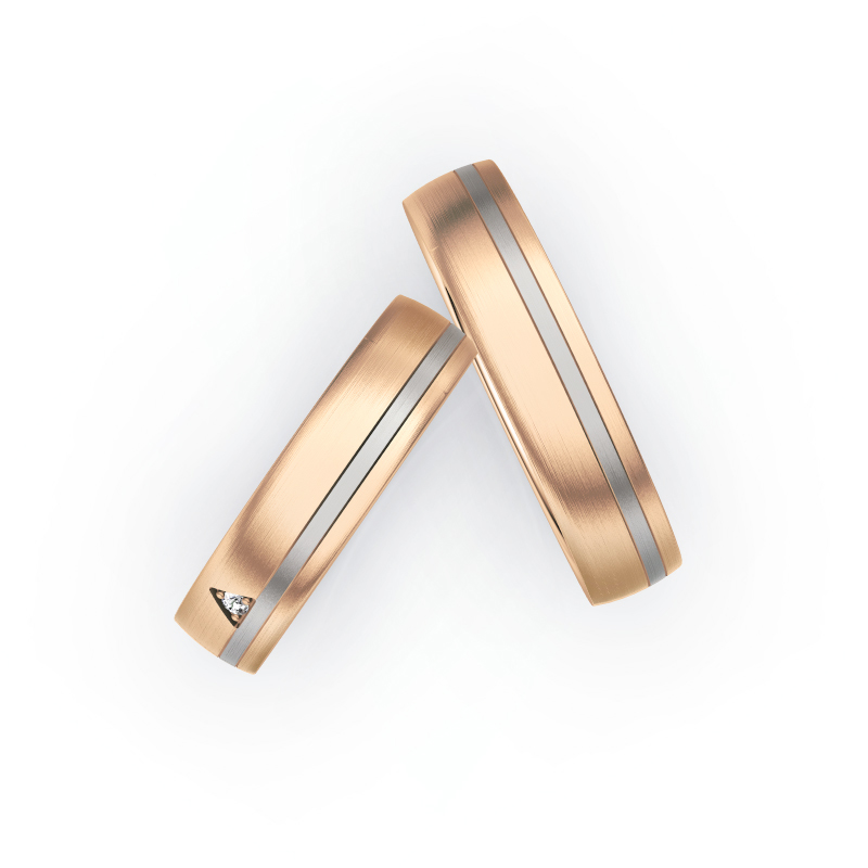 Aufnahme von Eheringen aus Palladium 500 und Rosègold längsmatt mit dreieckigem Diamanten 
