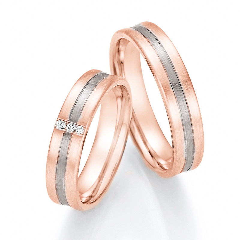 Aufnahme von Trauringen aus Palladium 500&Rosègold matt mit drei mittigen Diamanten 
