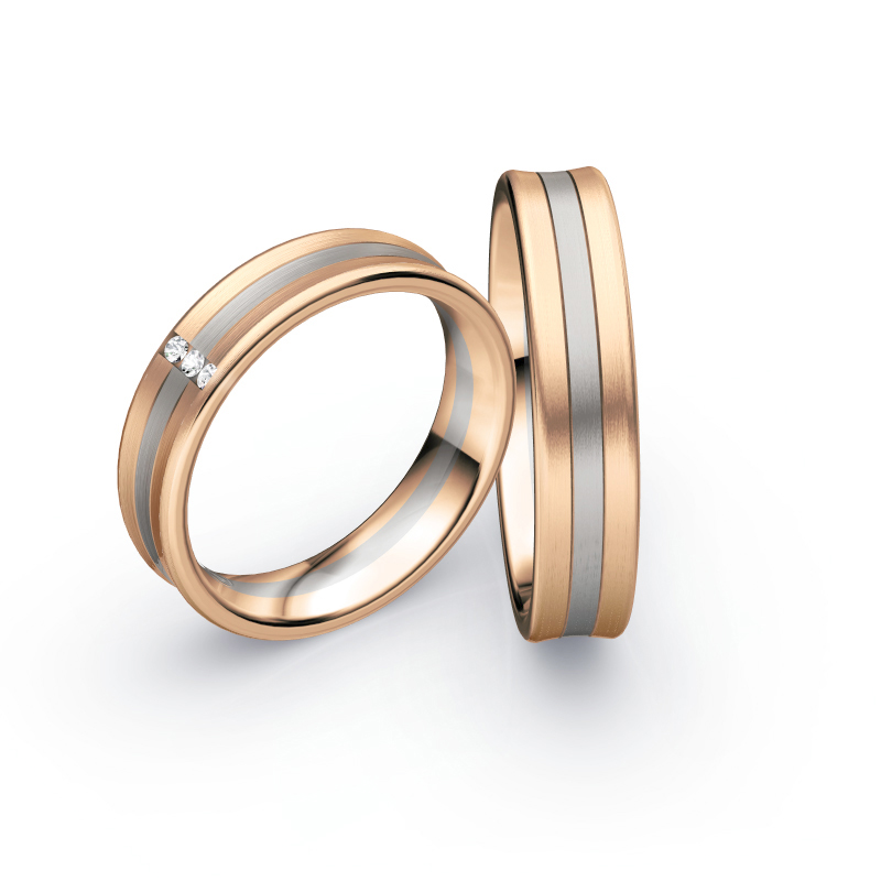 Aufnahme von Trauringen aus Palladium 500&Rosègold matt mit drei mittigen Diamanten 