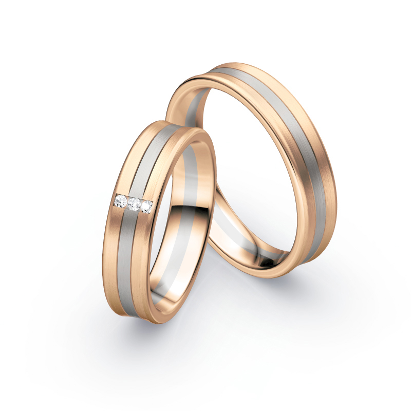 Aufnahme von Trauringen aus Palladium 500&Rosègold matt mit drei mittigen Diamanten 