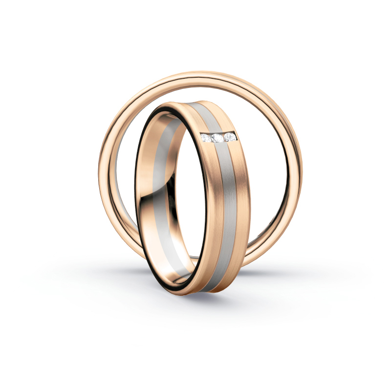 Aufnahme von Trauringen aus Palladium 500&Rosègold matt mit drei mittigen Diamanten 