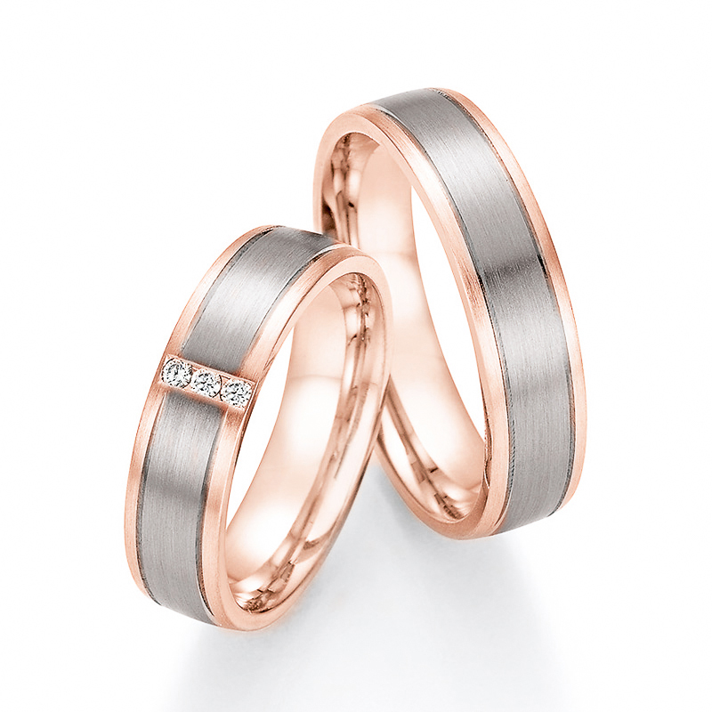 Aufnahme von Trauringen aus Palladium 500/Rosègold längsmattiert mit drei mittig gesetzten Diamanten