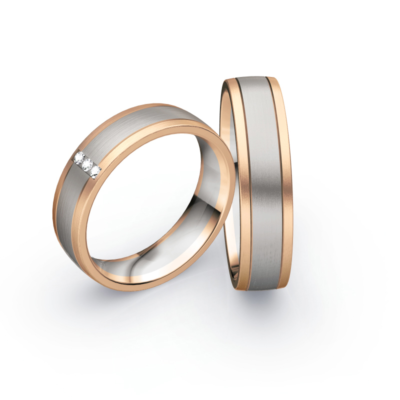 Aufnahme von Trauringen aus Palladium 500/Rosègold längsmattiert mit drei mittig gesetzten Diamanten