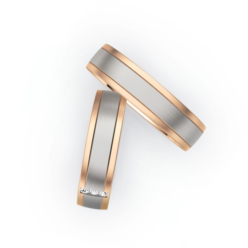 Aufnahme von Trauringen aus Palladium 500/Rosègold längsmattiert mit drei mittig gesetzten Diamanten