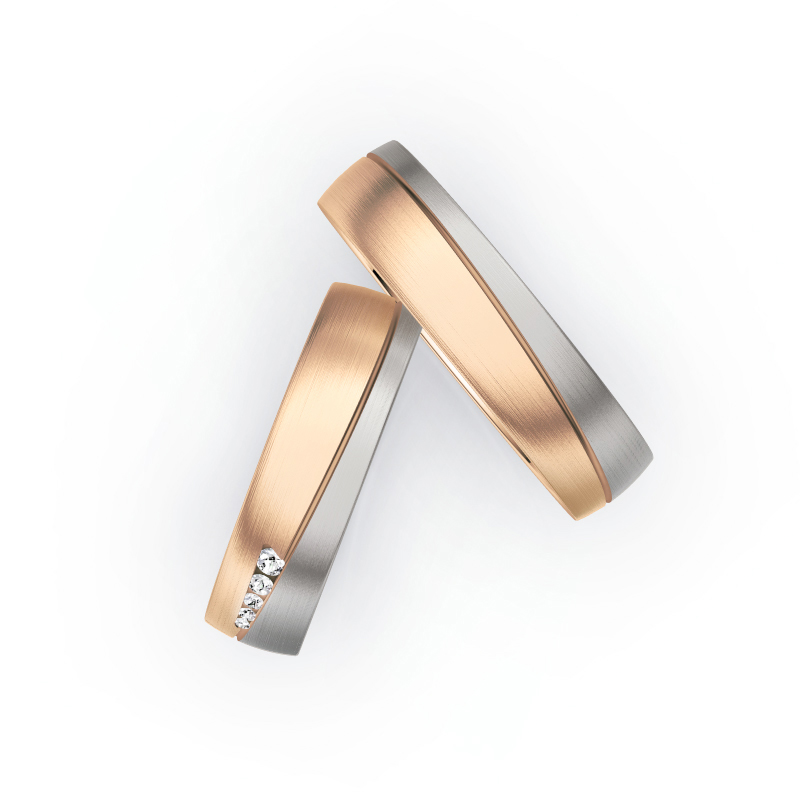 Aufnahme von Eheringen aus Palladium 500 und Rosègold längsmattiert mit fünf weißen Diamanten 