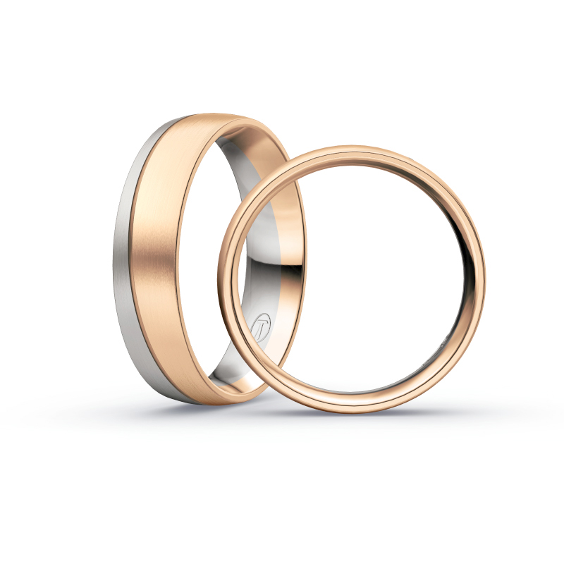 Aufnahme von Eheringen aus Palladium 500 und Rosègold längsmattiert mit fünf weißen Diamanten 