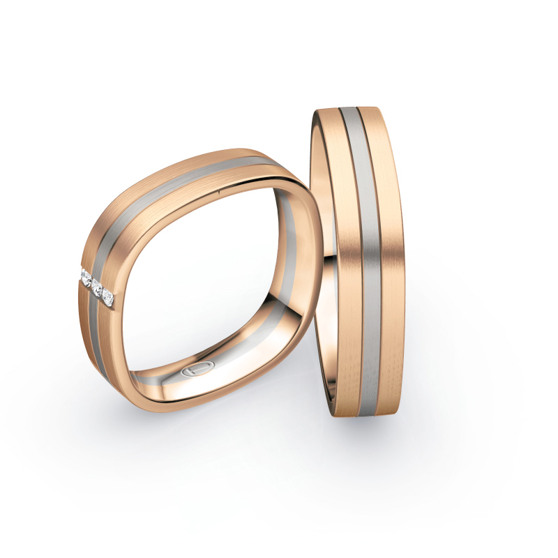 Aufnahme von Trauringen aus Rosègold/Palladium 500 mit seitlich gesetzten weißen Diamanten 