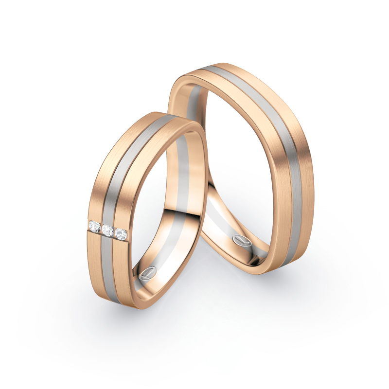 Aufnahme von Trauringen aus Rosègold/Palladium 500 mit seitlich gesetzten weißen Diamanten 