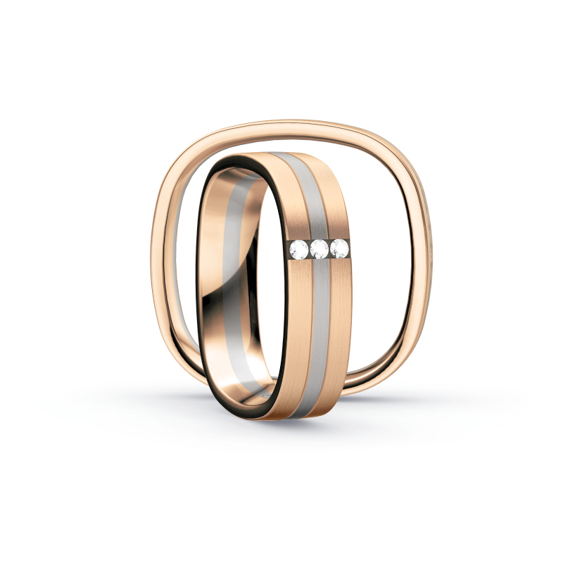 Aufnahme von Trauringen aus Rosègold/Palladium 500 mit seitlich gesetzten weißen Diamanten 