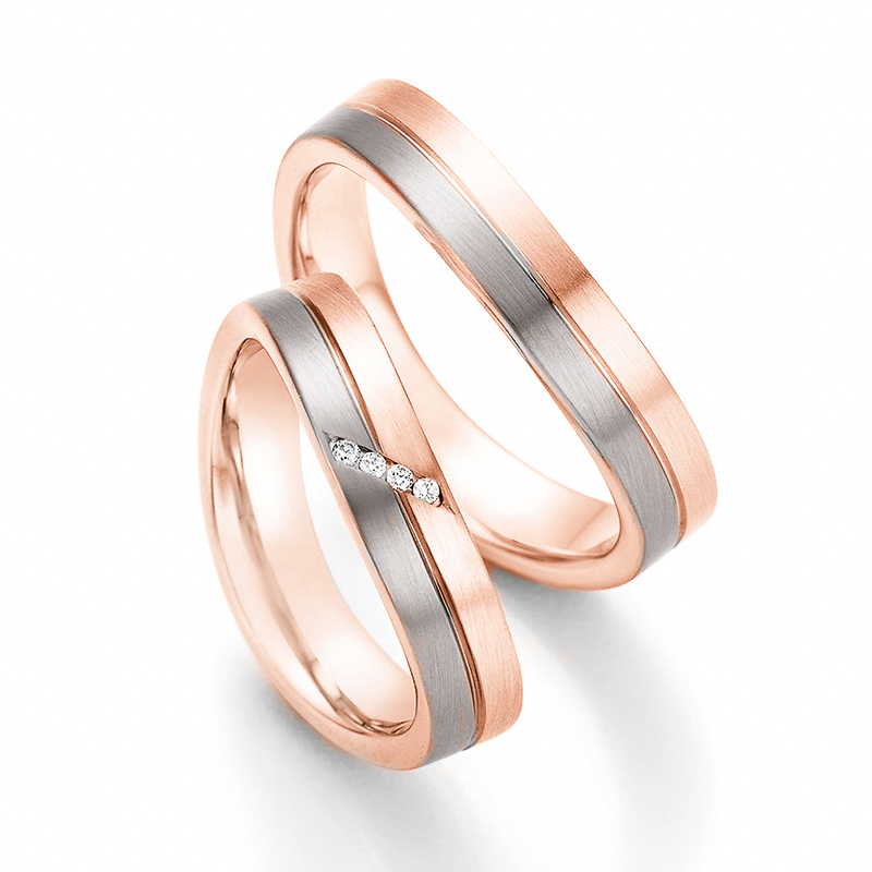 Aufnahme von Eheringen aus Rosègold & Palladium 500 bicolor längsmattiert mit vier Diamanten 