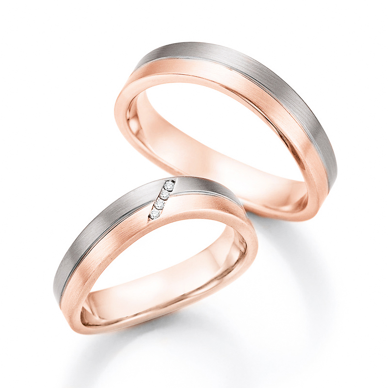 Aufnahme von Eheringen aus Rosègold & Palladium 500 bicolor längsmattiert mit vier Diamanten 
