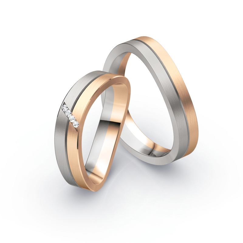 Aufnahme von Eheringen aus Rosègold & Palladium 500 bicolor längsmattiert mit vier Diamanten 