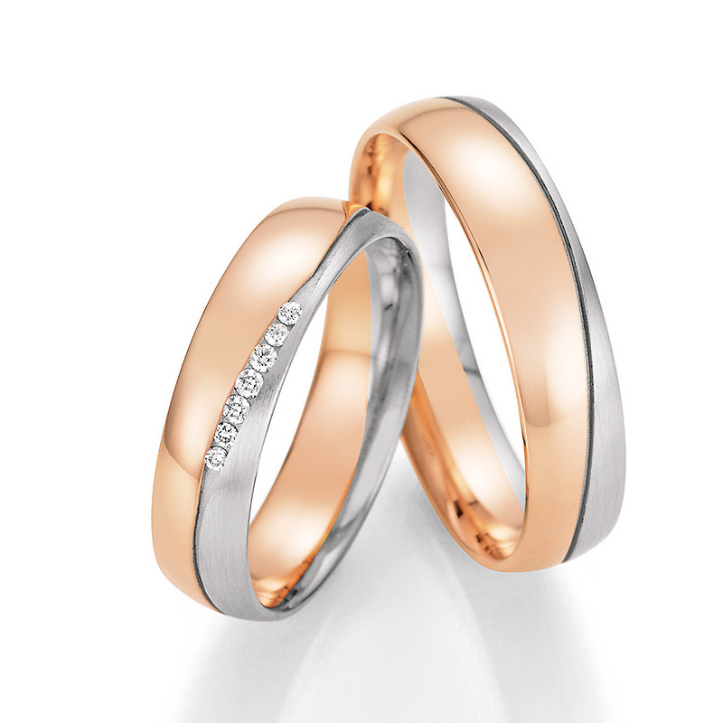 Aufnahme von Eheringen in Rotgold und Palladium 500 mit 7 Diamanten verschiedener Größe