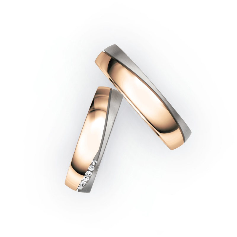 Aufnahme von Eheringen in Rotgold und Palladium 500 mit 7 Diamanten verschiedener Größe