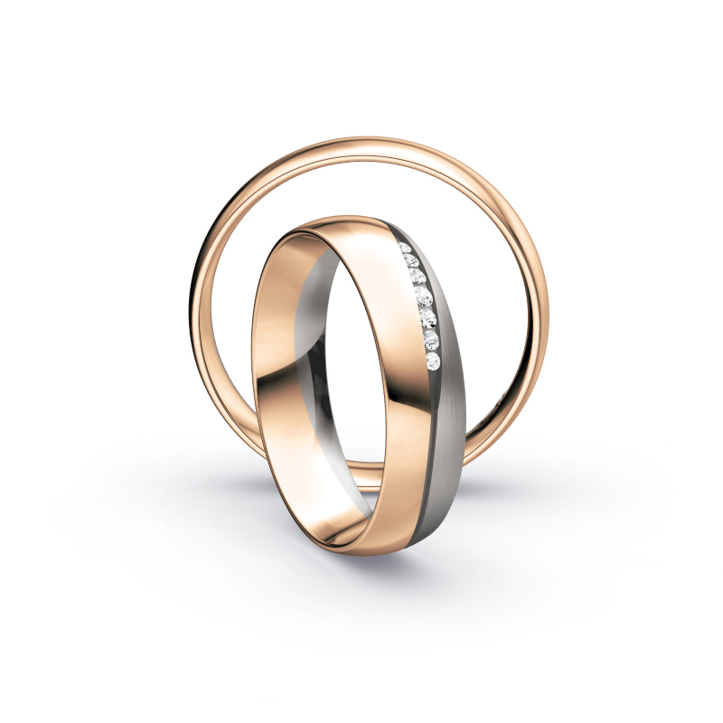 Aufnahme von Eheringen in Rotgold und Palladium 500 mit 7 Diamanten verschiedener Größe