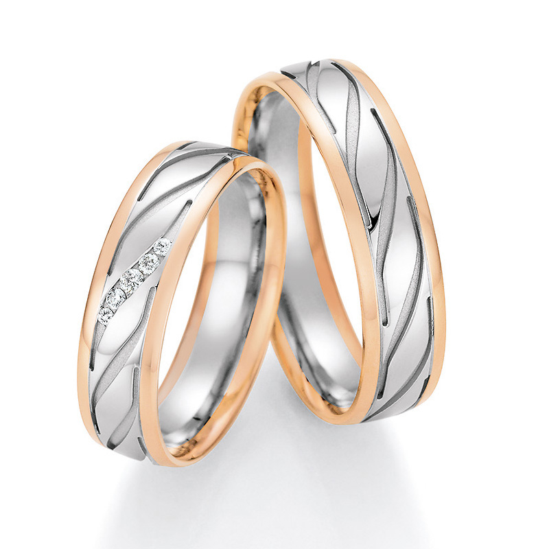 Aufnahme von Eheringen in Palladium 500 & Roségold mit schrägen Rillen und fünf Diamanten