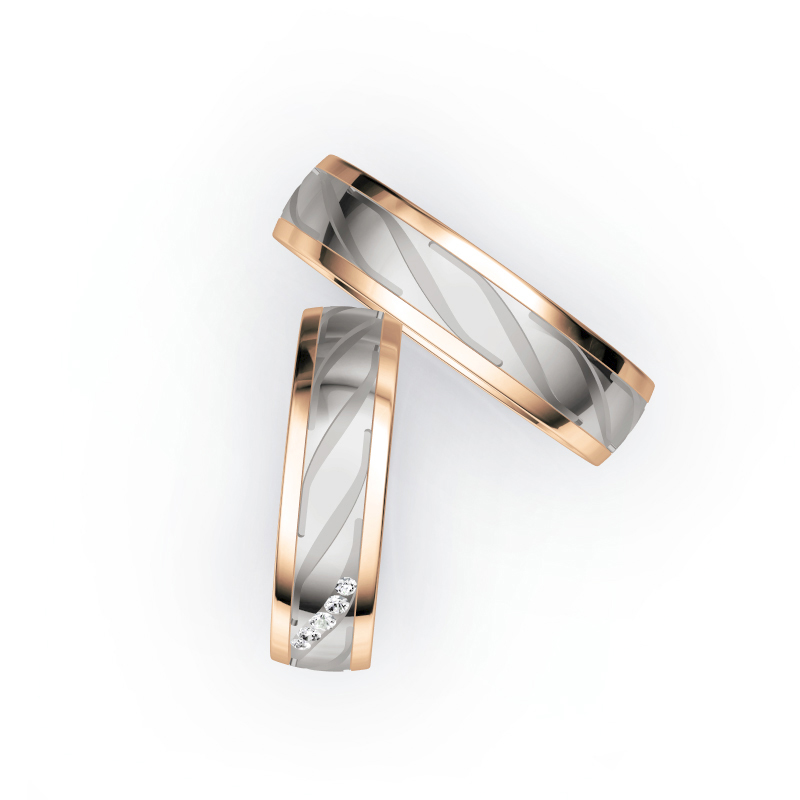 Aufnahme von Eheringen in Palladium 500 & Roségold mit schrägen Rillen und fünf Diamanten 