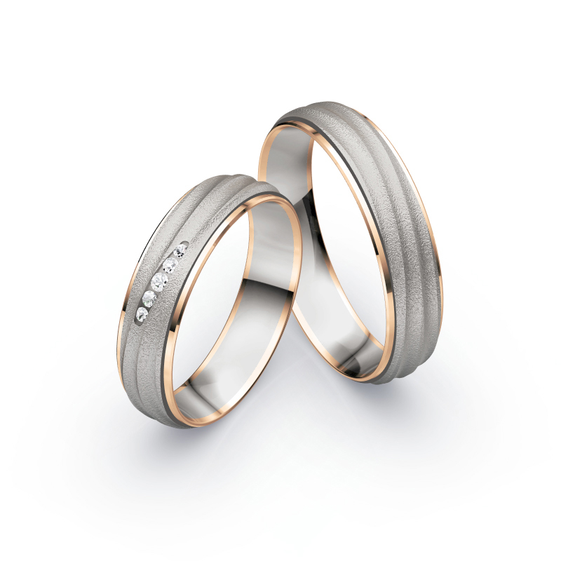 Aufnahme Trauringen aus Palladium 500/Rosègold sandmatt mit fünf Diamanten