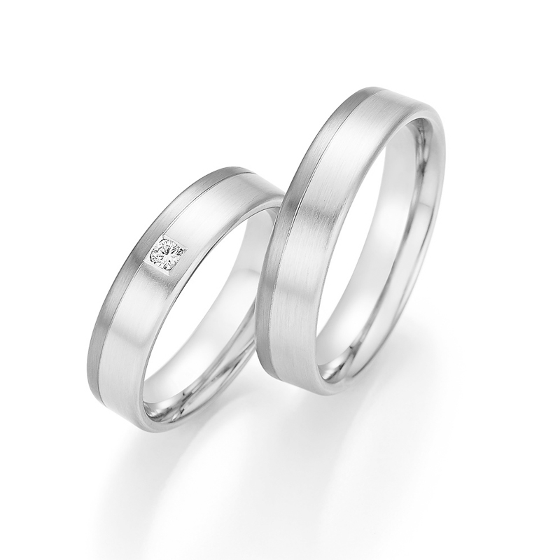 Aufnahme von Eheringen aus Palladium 500/Weißgold längsmatt mit rundem Diamanten 
