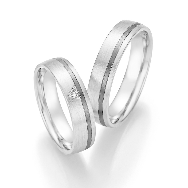 Aufnahme von Trauringen in Palladium 500/Weißgold mattiert mit weißem dreieckigem Diamanten 