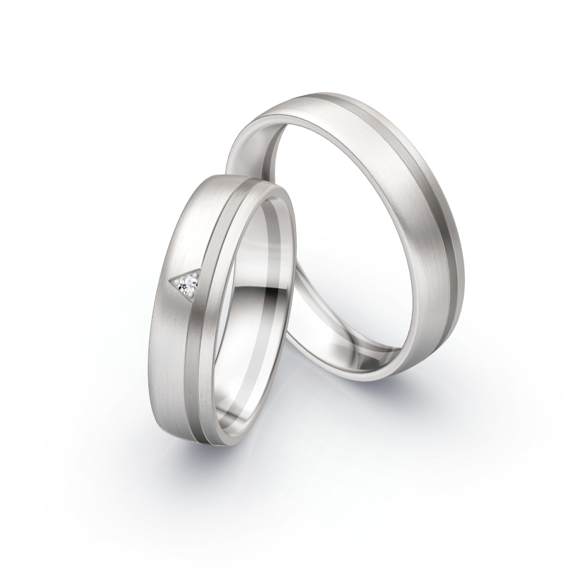 Aufnahme von Trauringen in Palladium 500/Weißgold mattiert mit weißem dreieckigem Diamanten 