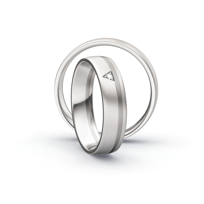 Aufnahme von Trauringen in Palladium 500/Weißgold mattiert mit weißem dreieckigem Diamanten 