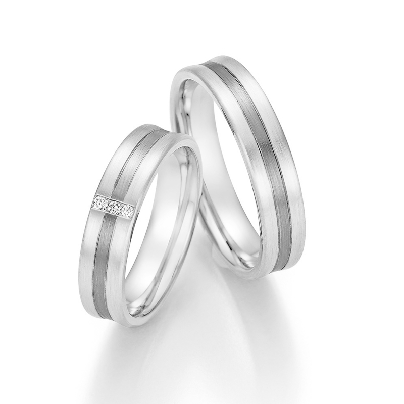 Aufnahme von Trauringen in Palladium 500 und Weißgold mit Diamanten in viereckiger Vertiefung 