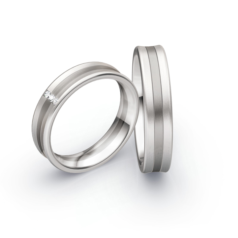 Aufnahme von Trauringen in Palladium 500 und Weißgold mit Diamanten in viereckiger Vertiefung 