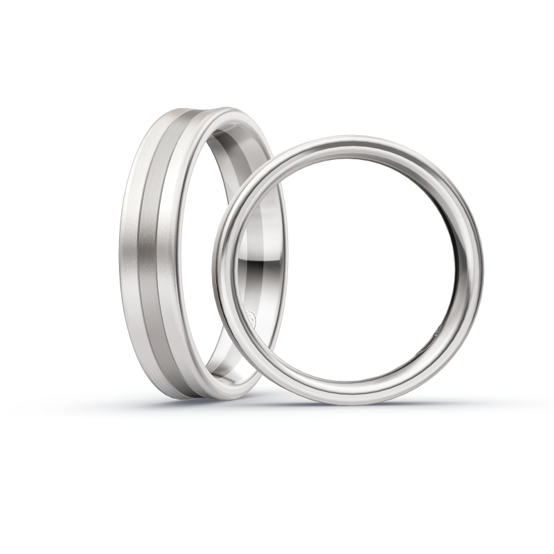 Aufnahme von Trauringen in Palladium 500 und Weißgold mit Diamanten in viereckiger Vertiefung 