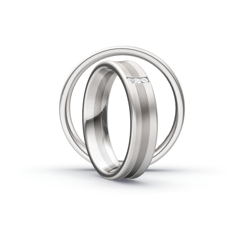 Aufnahme von Trauringen in Palladium 500 und Weißgold mit Diamanten in viereckiger Vertiefung 