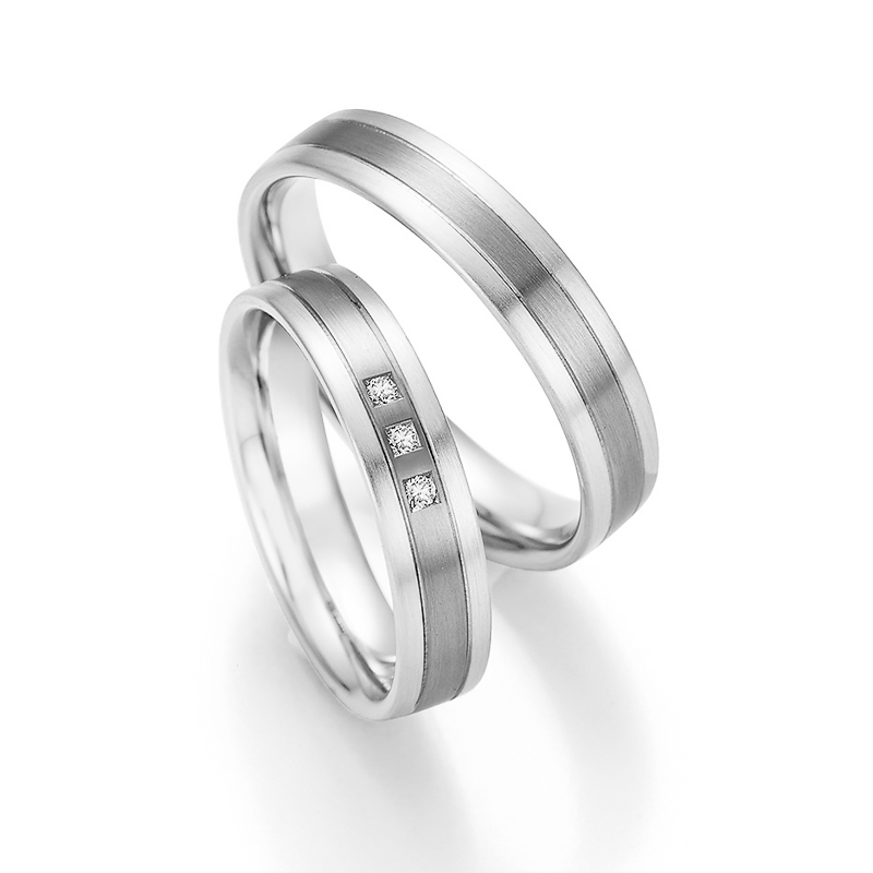 Aufnahme von Eheringen in Weißgold/Palladium 500 mit Diamanten in viereckigen Fassungen