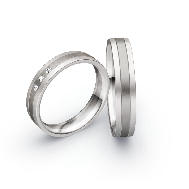 Aufnahme von Eheringen in Weißgold/Palladium 500 mit Diamanten in viereckigen Fassungen
