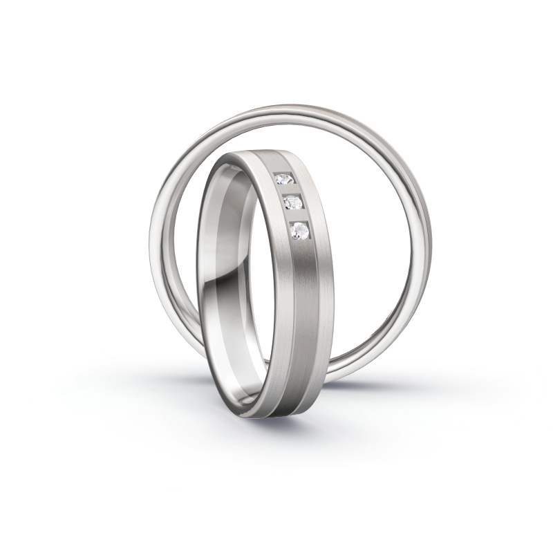 Aufnahme von Eheringen in Weißgold/Palladium 500 mit Diamanten in viereckigen Fassungen