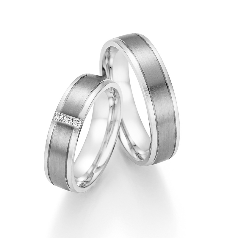 Aufnahme von Eheringen in Palladium 500&Weißgold mit drei runden Diamanten 