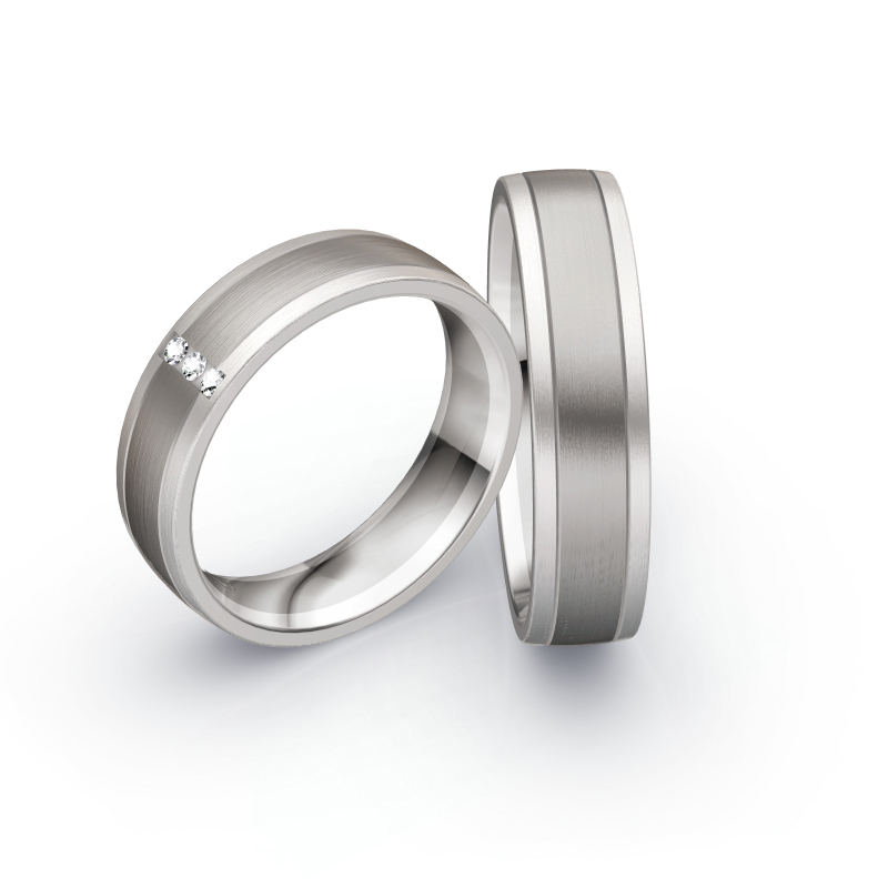 Aufnahme von Eheringen in Palladium 500&Weißgold mit drei runden Diamanten 