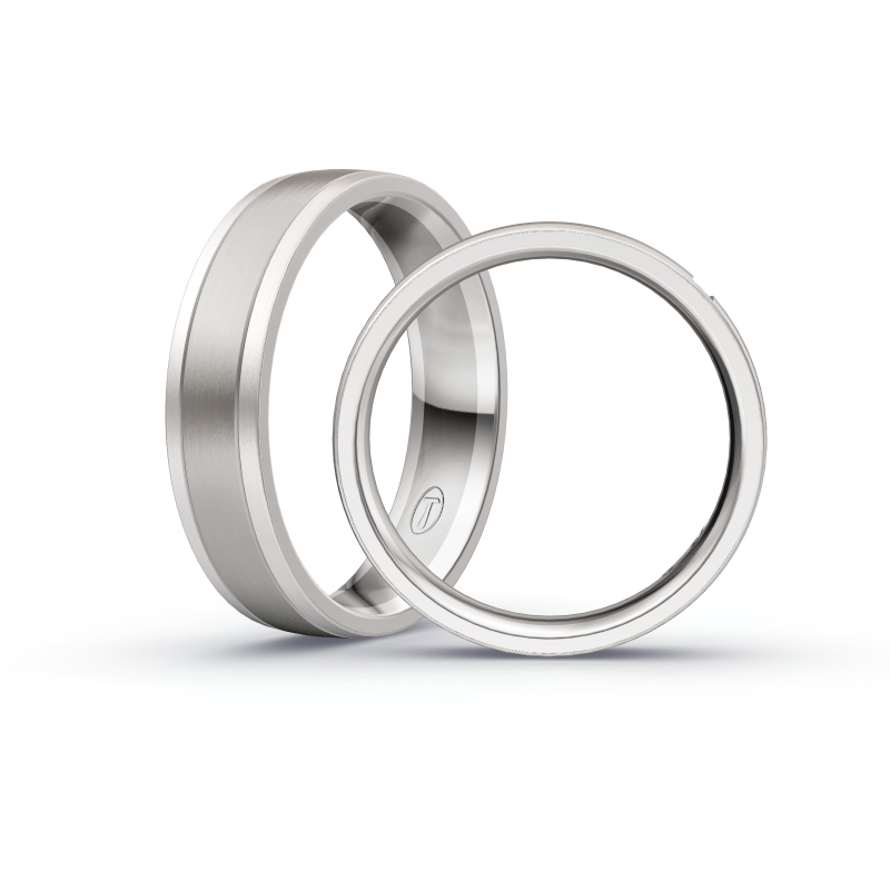 Aufnahme von Eheringen in Palladium 500&Weißgold mit drei runden Diamanten 