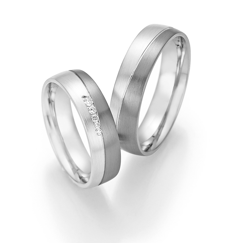 Aufnahme von Trauringen aus Palladium 500 & Weißgold längsmattiert mit fünf Diamanten 