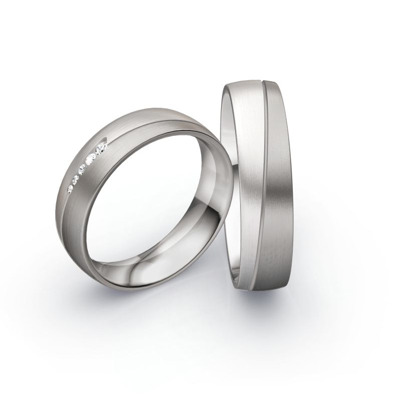 Aufnahme von Trauringen aus Palladium 500 & Weißgold längsmattiert mit fünf Diamanten 