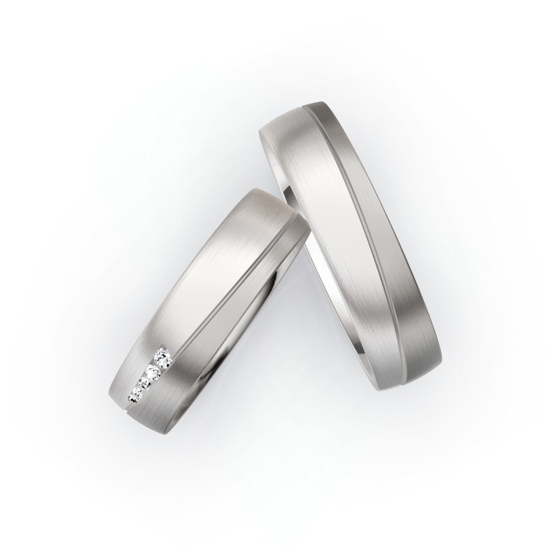 Aufnahme von Trauringen aus Palladium 500 & Weißgold längsmattiert mit fünf Diamanten 