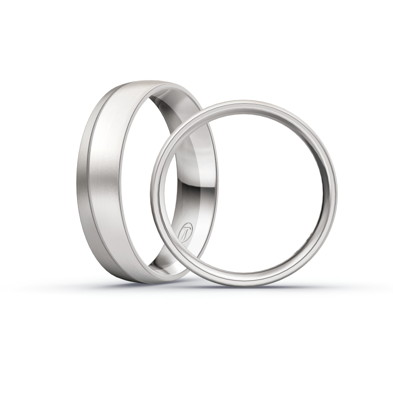 Aufnahme von Trauringen aus Palladium 500 & Weißgold längsmattiert mit fünf Diamanten 