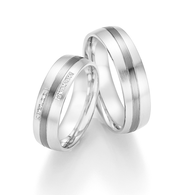 Aufnahme von Trauringen in Palladium 500 und Weißgold mit zwölf Diamanten