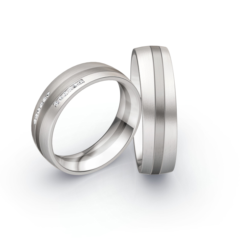 Aufnahme von Trauringen in Palladium 500 und Weißgold mit zwölf Diamanten