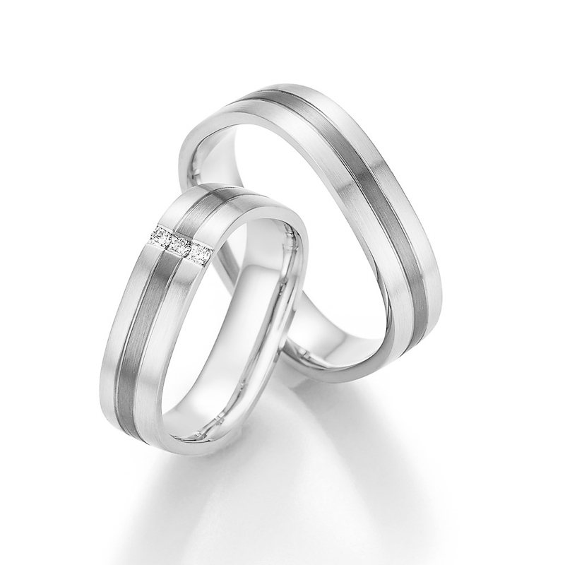 Aufnahme von Trauringen in Weißgold&Palladium 500 mit längsmattierter Oberfläche und Diamanten 
